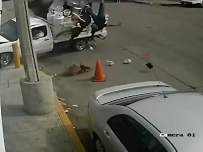 Lol: GuysRiding in Back of Truck Ragdolled 