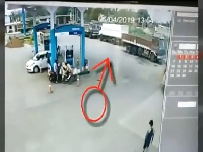 (Full video) scooter driver was pancaked by a moving truck 