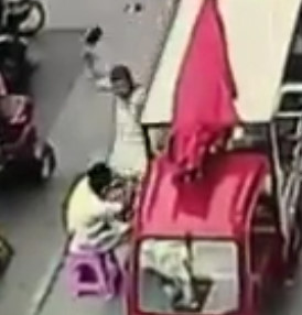 This is how street vendors in China eliminate the competition.