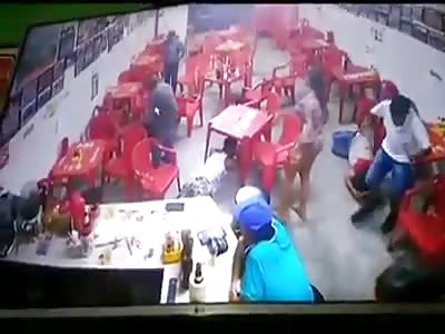 Idiot girl try talk with thief in robbery 