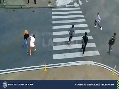 girl gets into a fight and is beaten with kicks in la plata 