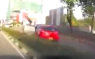 Dude Fails to Look Right Crossing Street