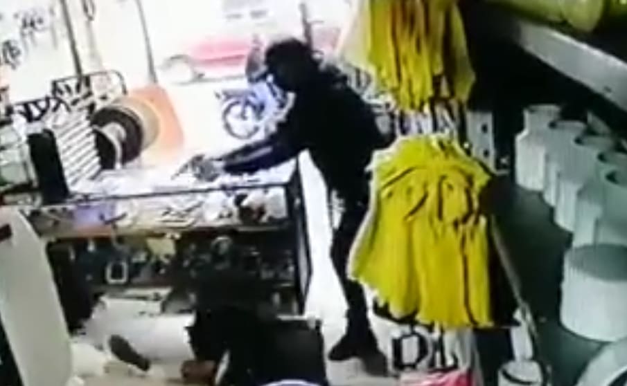 Hitman Runs in Shooting Everyone