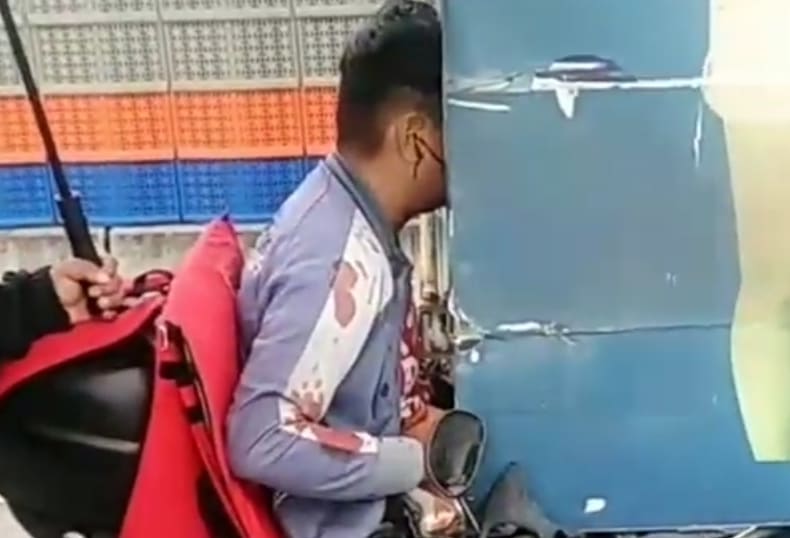 Dude Faceplants Into Backend of Lorry 