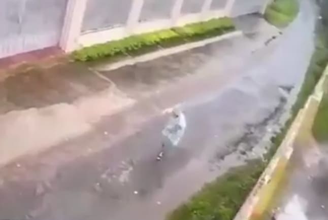 Final Destination: Wall Crushes Woman Walking