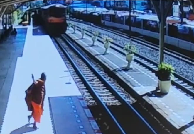 Monk Ends It All on the Train Tracks