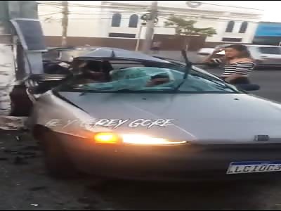 Accident brutal with family in street