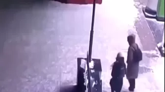 LOL: Killer Christmas Tree Seems to Seek out Walking Couple