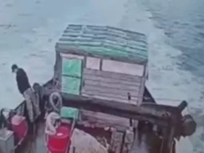 Fisherman had to Pee....Not Die. (Slow Motion Added)