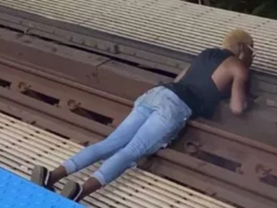 Lady Shuts Chicago Metro Down.