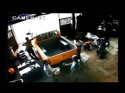 Some People are Crazy..Ridiculous Hammer Attack Caught on Camera