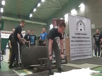 Disgusting: Man Starts Throwing Up during Weightlifting Competition 