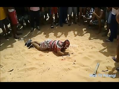 Nowhere to Go .. Man Can't Escape His Lynching from This Rowdy Pissed off Crowd