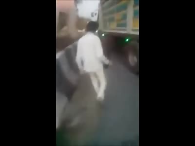 Man Dies after Jump from Overpass Hitting His face Hard on the Asphalt 