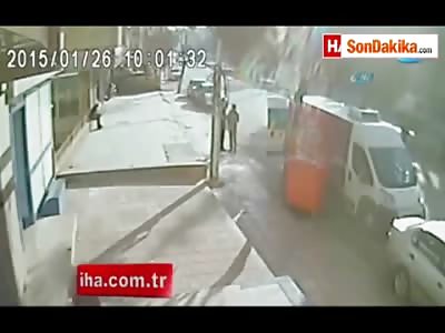 Husband Stabs his Wife to Death on the Street in Broad Daylight