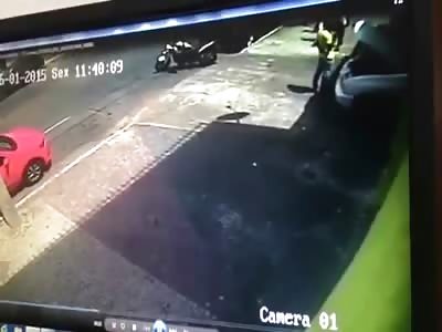 Super Fast Off Duty Cop Reacts to Robbery and Drops 2 Men with a Bullet (Yellow Shirt) 