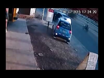 Heroic Boy Runs out to Try to Save his Parents from Robbery....