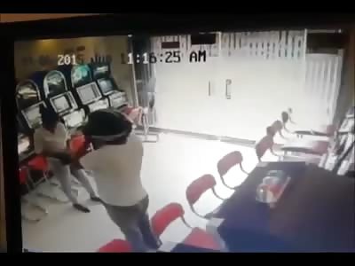 Girl Receives Brutal Punch in the Face and then is Robbed Inside a Casino