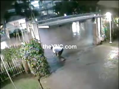 Woman struck by Lightning Dies on the Spot as a Man tries to Help Her