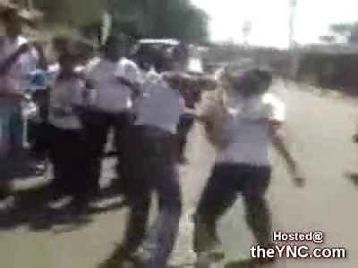 Girl comes out of Nowhere to Deliver a Quick and Brutal Beating