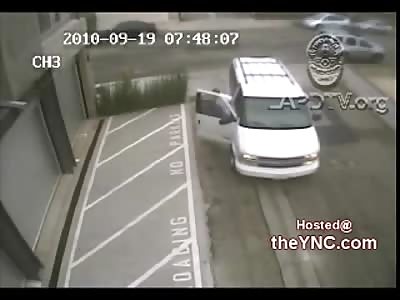 Thug Beats the Living Shit out of Woman trying trying to Mug Her...He Still Doesn't Get the Purse