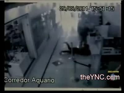 (Clear Version) Robbery gone Wrong as Man's Head Explodes and he Bleeds to Death like a Stuck Pig (Full Video))