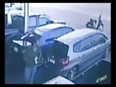 Vigilant Man Executes Robber while Bad Guy is Trying to Get Away...