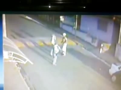 Maniac takes on 2 Cops, comes back with a Knife and is Finally Shot Dead in Epic Battle 