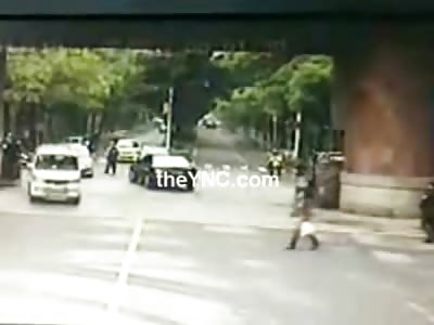 Oblivious Girl Carrying Her Shopping Bag Stops in the Middle of the Street and Pays the Price