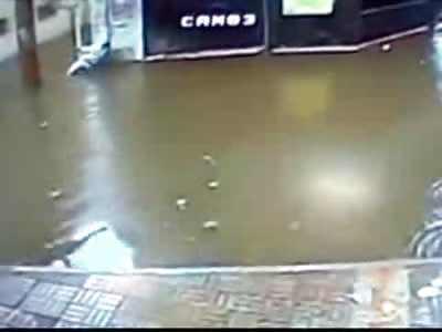 Iranian Man Electrocuted in Flood Waters