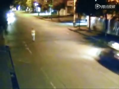 This is NOT the Way you to Hail a Taxi !!!! Stupid or just Suicidal? 