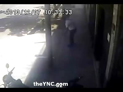 Police Officer waiting Outside Shoots Robber Suspect Dead in the Street as he Runs Away