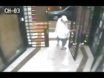 Maniac Shoots his Girlfriend outside Apartment, She Crawls for Help