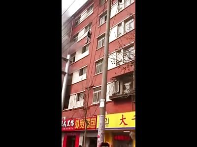 Man falls to his Death trying to Escape from a Burning Building..Lands on sidewalk (Aftermath included)