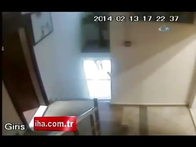 Man Stabbed in Crazy Fight in Apartment Hallway