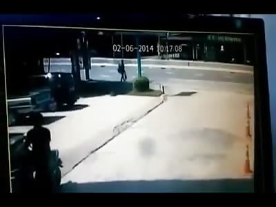 Traffic Cam catches Man Commit Suicide by Truck