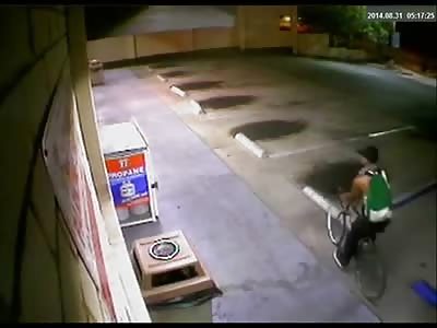 Store Clerk Stabbed in the Gut by Thug Punk for his Cell Phone