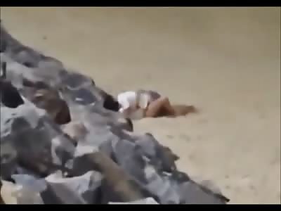 Couple Fucking in the Beach at Night are Interrupted 