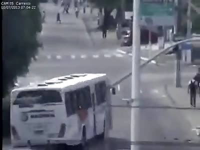      Trem bate em onibus no Brasil 10/07/2013 Train hits bus in Brazil 10/07/2013