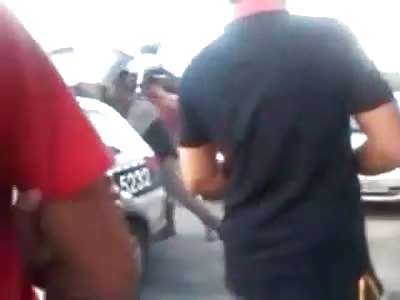 No Brasil Ã© assim mesmo depois de preso e algemado na viatura a policia mata...In Brazil is so even after being arrested and handcuffed in the police car kills