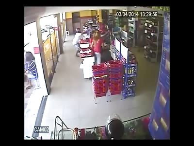 Off duty cop reacts... ends shot to death and had his gun stolen by thug