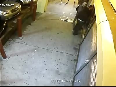 Dude Shot Bouncer in the Face because didnt Let Him Enter to a Night Club 