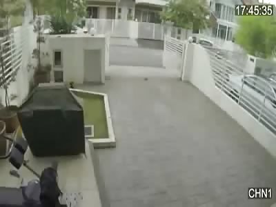 Robber Tries to Rob Girl & Gets Owned