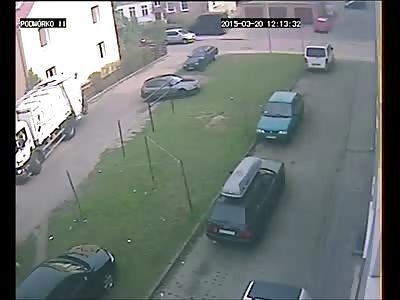 Angry garbage man shows two stupid drivers what he thinks about parking on the way to the dumpsters