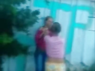 *BRAZIL* Vicious girl DESTROYS oblivious girl who just stands and gets her ASS KICKED! LOL