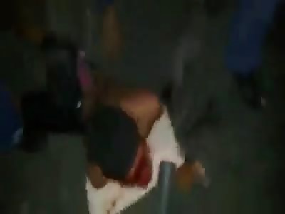 (volume warning) *Brazil* Furious mob kills failed robber (kicks, helmets and flip-flops to the face)