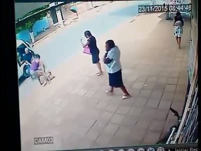 MOTHER GET CARELESS AND CHILD IS KILLED WHILE TRYING TO CROSS THE STREET