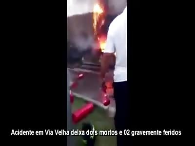 SHOCKING VIDEO: PEOPLE TRYING TO HELP A MAN TRAPPED IN A CAR ACCIDENT.