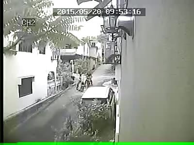 BURGLARS HURT A MAN DURING THEFT