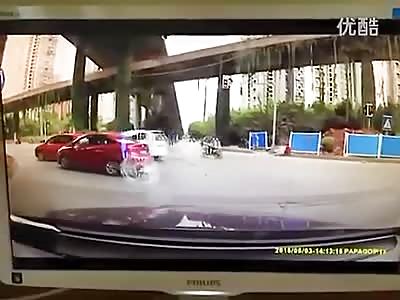 ROAD RAGE INSANITY: Man Pulls Woman From Car and Beats her to a Bloody Pulp on the Road